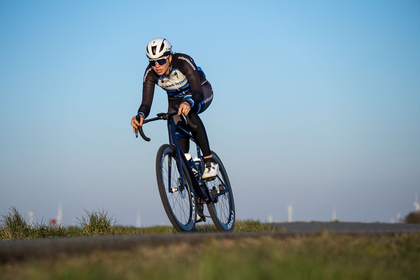 Tirza Wisse in actie op haar racefiets tijdens een training